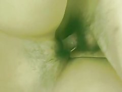 Sexy asiàtic a la faldilla aconsegueix el seu atapeït cony pelut dits per pal després folla