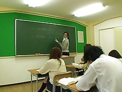 Nena arriba la seva petita pits petó i cony de genolls per stud